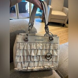 Michael Kors Cynthia Ruffled Leather Stachel ivory  med silver links & hardware